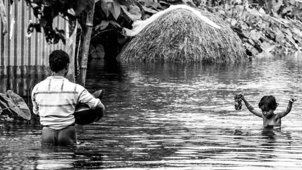 असम के बाढ़ पीड़ित नाव पर रहने को मजबूर, प्रशासन बेख़बरः ग्राउंड रिपोर्ट