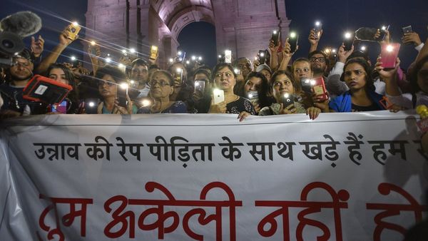 उन्नाव रेप केस: पीड़िता का परिवार जब आपबीती बताते हुए रो पड़ा