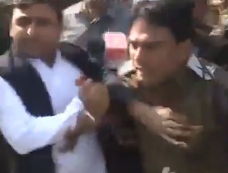 370 का विरोध करने पर 'अखिलेश की गिरफ़्तारी' का सच: फ़ैक्ट चेक