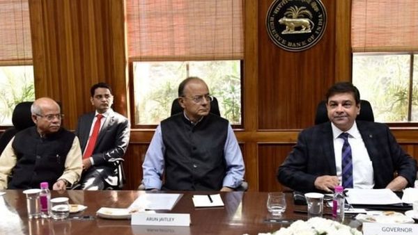 RBI से सरकार का पैसा लेना, कितना सही-कितना गलत