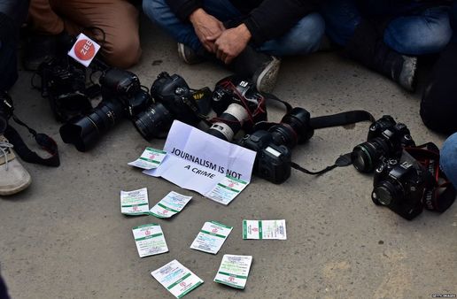 योगी सरकार को क्या सबसे ज़्यादा ख़तरा पत्रकारों से ही है?