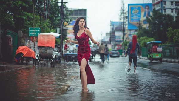 बिहारः बाढ़ में फैंसी फोटोशूट, क्या था मॉडल का मकसद?