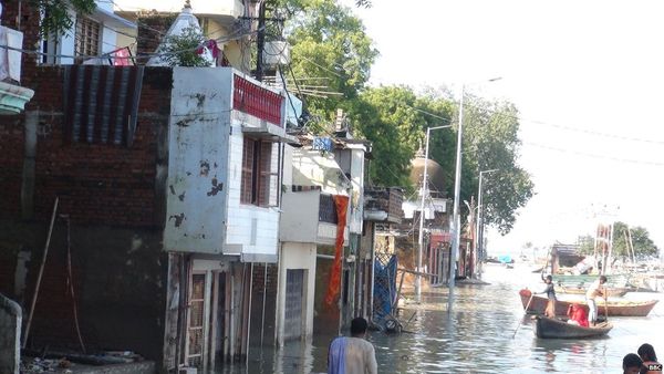 बाढ़, फिर बारिश और अब इनके बाद के संकट से जूझ रहे संगमवासी