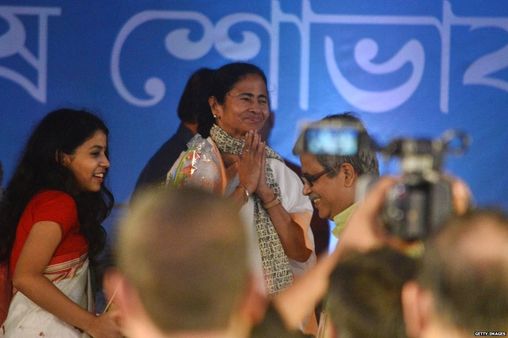 पश्चिम बंगाल: दुर्गा पूजा के सहारे अपनी राजनीति चमका रही हैं पार्टियां