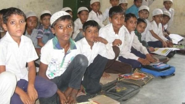 यूपी में 'उर्दू प्रार्थना' कराने वाले एक शिक्षक के निलंबन मामला क्या है