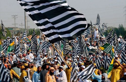 इमरान ख़ान के ख़िलाफ़ हज़ारों की भीड़ बढ़ रही इस्लामाबाद