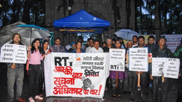 चीफ़ जस्टिस के ऑफ़िस के बाद क्या राजनीतिक दल भी आएंगे RTI के अंदर?