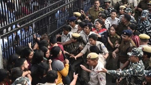 जेएनयू के हॉस्टल की बढ़ी फ़ीस पर इतना हंगामा क्यों?