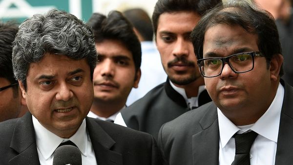 परवेज़ मुशर्रफ़ अदालत से क्यों भागे-भागे फिर रहे हैं