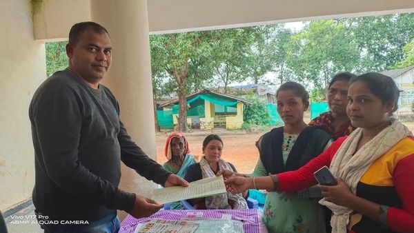 छत्तीसगढ़: सारकेगुडा 'फ़र्ज़ी मुठभेड़' को लेकर थाने में धरने पर बैठे आदिवासी