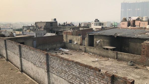 दिल्ली अग्निकांड में ज़िंदा बचने वाले मज़दूर की आपबीती