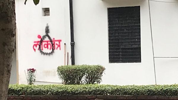 जामियाः क्या दिल्ली पुलिस ने लगाई डीटीसी बस में आग?-फ़ैक्ट चेक