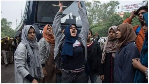 क्या है जामिया में 750 फ़ेक आईडी कार्ड मिलने के दावे का सच- फ़ैक्ट चेक