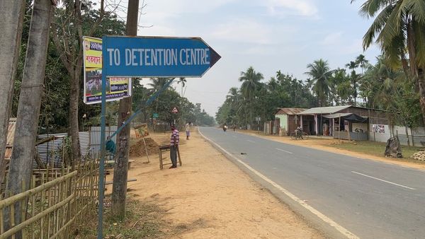 'डिटेंशन सेंटर गृह मंत्रालय बनवा रहा है तो पीएम ने इसे अफ़वाह क्यों बताया'