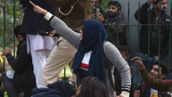 जामिया की लड़कियों ने कैसे आँचल से परचम बना लिया: नज़रिया
