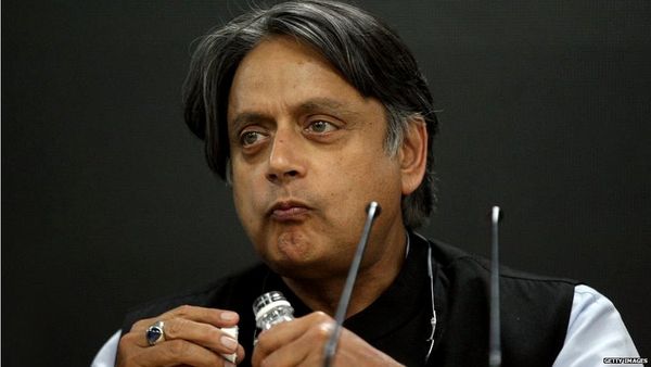 CAA: शशि थरूर ने प्रदर्शनों में इस्लामी नारे का किया विरोध, सोशल मीडिया पर विवाद-SOCIAL