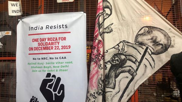 CAA: मुस्लिम लड़कियों का आंचल बना परचम, क्या हैं इसके मायने?