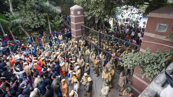 जेएनयू हिंसाः हमले करने का दावा, वॉट्सऐप के नंबर सामने, फिर भी गिरफ़्तारी क्यों नहीं?