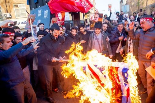 ईरान में अपनी ही सरकार के ख़िलाफ़ सड़क पर क्यों हैं लोग