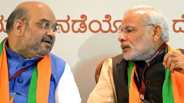 नरेंद्र मोदी को शिवाजी और शाह को तानाजी दिखाने पर बवाल