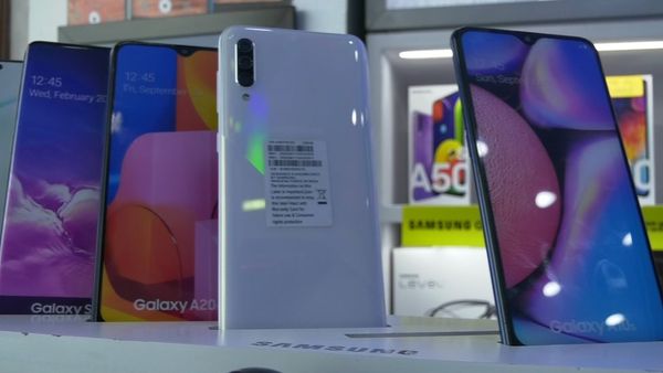 कश्मीर के लोग स्मार्टफ़ोन क्यों नहीं ख़रीद रहे?