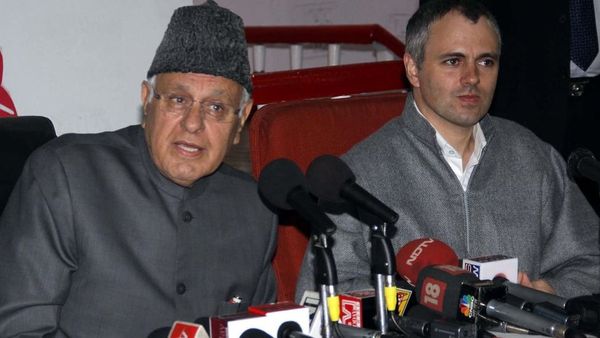 उमर अब्दुल्ला को किस आधार पर बंद किया गया है?