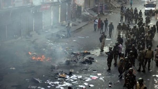 दिल्ली हिंसा: पुलिस पर पत्थर बरसाते वायरल वीडियो का पूरा सच