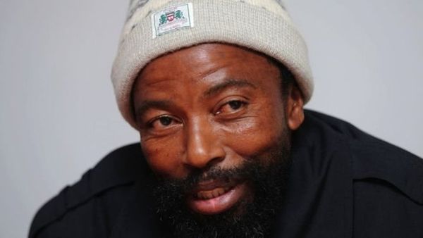 दक्षिण अफ़्रीका के राजा ने बेटे को कुल्हाड़ी लेकर दौड़ाया