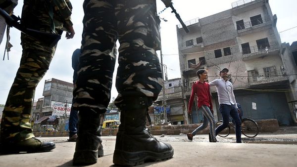 दिल्ली हिंसा: दंगों में शामिल लोगों को ऐसे पकड़ेगी पुलिस