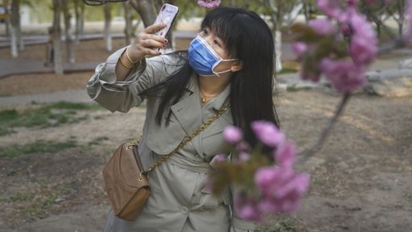 कोरोना वायरस: संकट के दौर में भी ख़ुशियाँ बिखेरते ये लोग