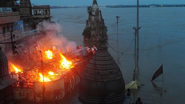 कोरोना वायरस: बनारस में मणिकर्णिका की आग भी ठंडी हुई