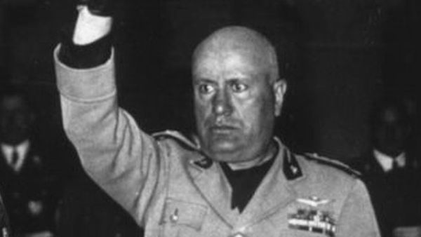 गोली मारने के बाद उलटा लटका दिया गया था मुसोलिनी को