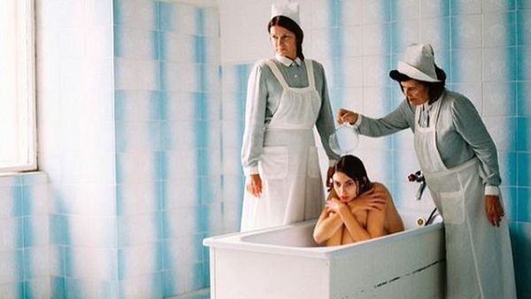 वोग पत्रिका के कवर पर मानसिक स्वास्थ्य से जुड़ी इस तस्वीर पर विवाद