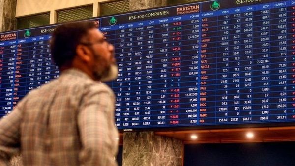 पाकिस्तान में शेयर बाज़ार की बल्ले-बल्ले, लेकिन अर्थव्यवस्था क्यों ख़स्ताहाल