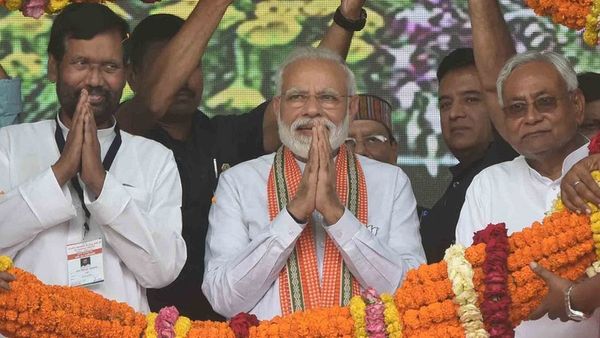 बिहार चुनाव: चिराग पासवान के निशाने पर नीतीश कुमार, लेकिन कंधे पर बंदूक़ किसकी