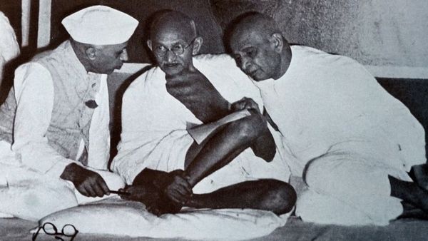 सरदार वल्लभ भाई पटेल को छोड़कर गाँधी ने नेहरू को प्रधानमंत्री क्यों बनवाया?