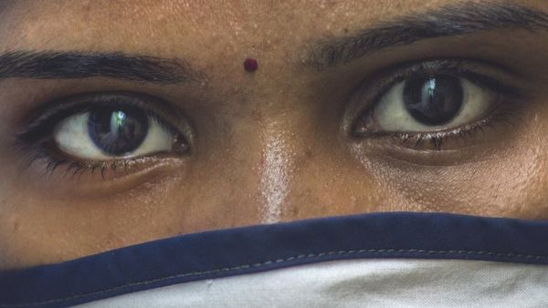 महिलाओं पर क्यों केंद्रित होती हैं ज़्यादातर गालियां?