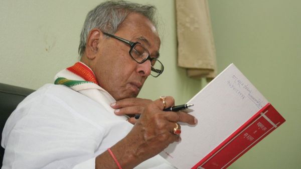 प्रणब मुखर्जी के संस्मरण में मोदी और कांग्रेस दोनों निशाने पर