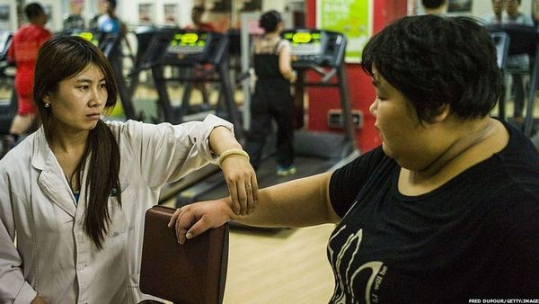 चीन में आधे से ज़्यादा वयस्कों का वज़न ज़्यादा, क्या है वजह