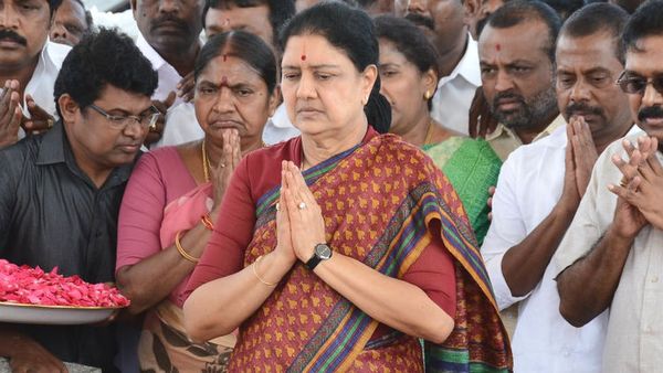 शशिकला: जयललिता की वफ़ादार साथी से लेकर एआईएडीएमके से निकाले जाने तक