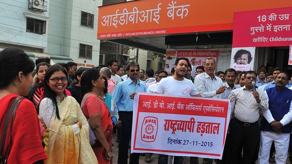 बैंक हड़ताल: मोदी सरकार क्या बैंकों को प्राइवेट बनाकर समस्या सुलझा लेगी?