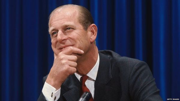 प्रिंस फ़िलिप: फलों की टोकरी में ग्रीस छोड़ने से लेकर महारानी से शादी तक की कहानी