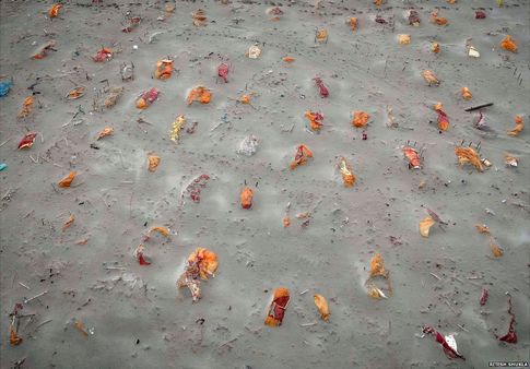 कोरोना: हाहाकार वाले इस दौर में आपसे 'पॉज़िटिव सोच' क्यों चाहती है सरकार?