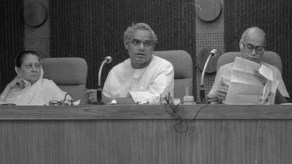 सिंधिया राजघराना कवयित्री सुभद्रा कुमारी चौहान की एक पंक्ति से क्यों रहता है परेशान