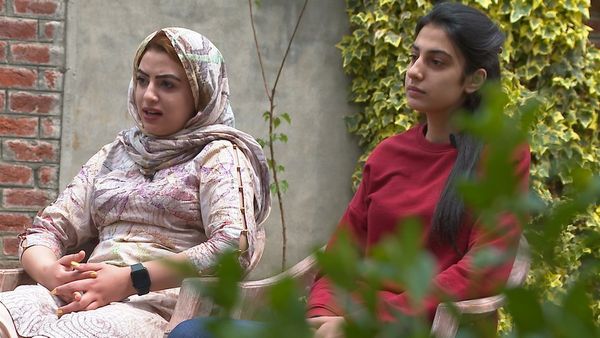 'बाबा जेल में हैं पर मुझे रोज़ दिखते हैं'; कश्मीरी बेटियों ने मोदी से की गुहार