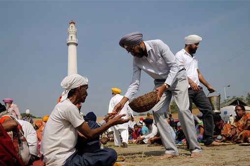 नज़रिया: सिखों के लिए सेवा करना उत्सव की तरह क्यों है?