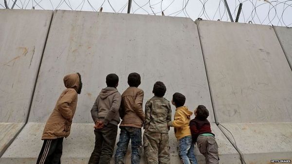 तुर्की अपनी सीमाओं पर सैकड़ों किलोमीटर लंबी दीवारें क्यों बना रहा है?