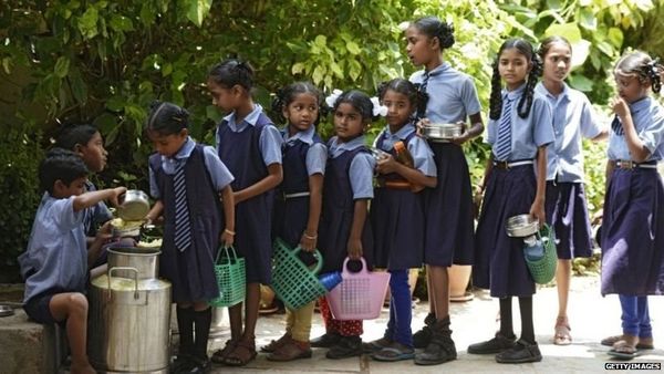 कोरोना: तीसरी लहर के डर के बीच क्या ये स्कूल खोलने का सही वक़्त है?