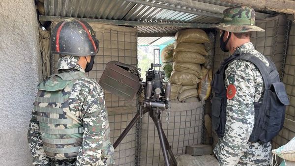 अफ़ग़ानिस्तान के सैनिक तालिबान के सामने इतने बेबस क्यों हैं?