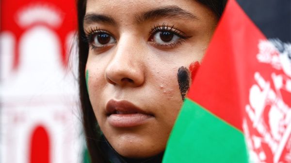 तालिबान - ‘दुनियावालों, क्या तुम्हें परवाह है जो यहां हो रहा है’- एक अफ़ग़ान लड़की का दर्द